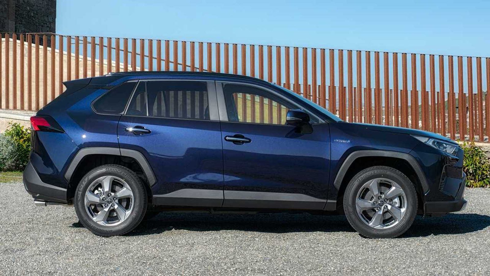 Toyota RAV4 Hybrid bleu, vue de profil